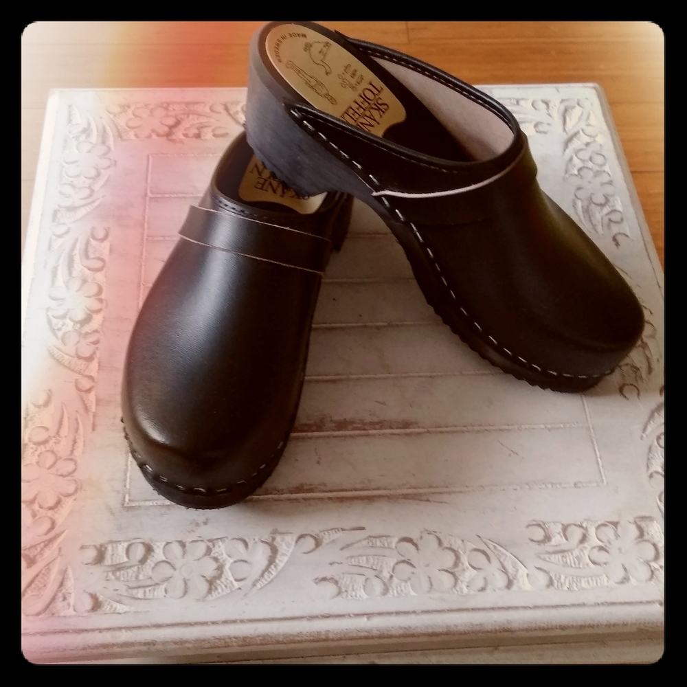 New!! Black leather clog